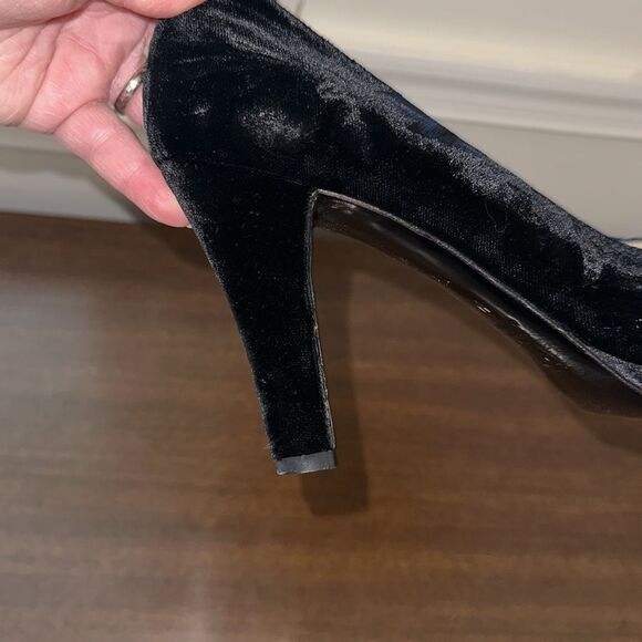 Yves Saint Laurent Suede Heels, Size 7.5 - Picture 9 of 13